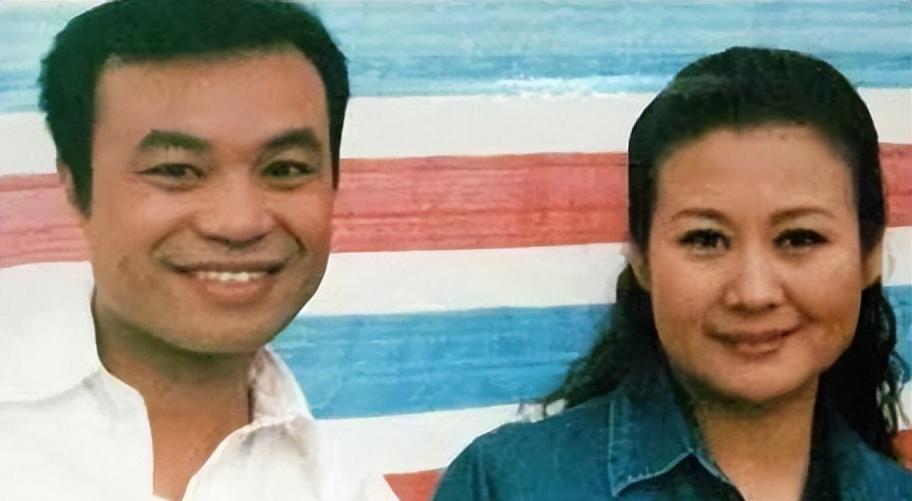 黄晓娟与圈外丈夫携手37年,儿子军校毕业成骄傲之光