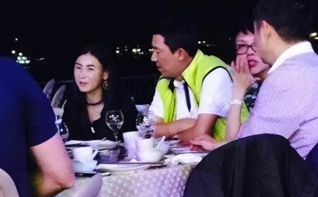 张柏芝孙东海现身泳池,她穿黑衣笑容甜蜜,男方与3娃互动显拘谨