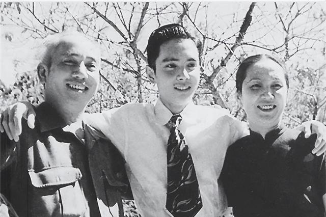 深夜回家妻子不给开门,37岁黎铿在公园徘徊片刻后,选择投湖自尽