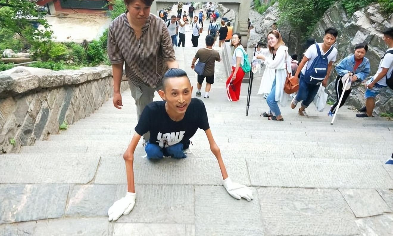 山东小伙挑战渐冻症,立志征服五岳,意外收获美满婚姻