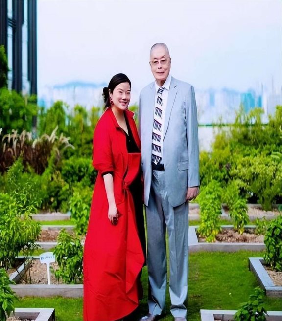 "钢琴公主"孙颖,嫁入豪门,四十多岁为富豪老公生了个女儿