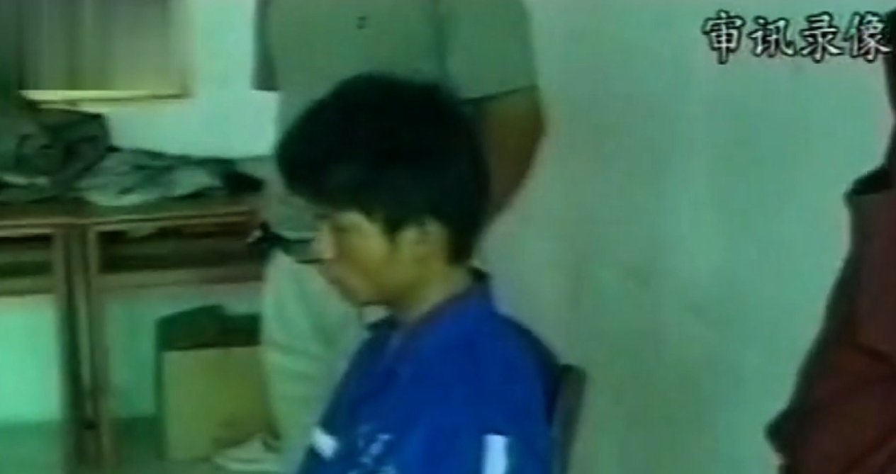 2004年马加爵逮捕画面,衣衫褴褛犹如乞丐,摩的司机获25万悬赏金