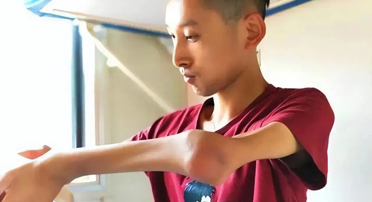 山东小伙挑战渐冻症,立志征服五岳,意外收获美满婚姻