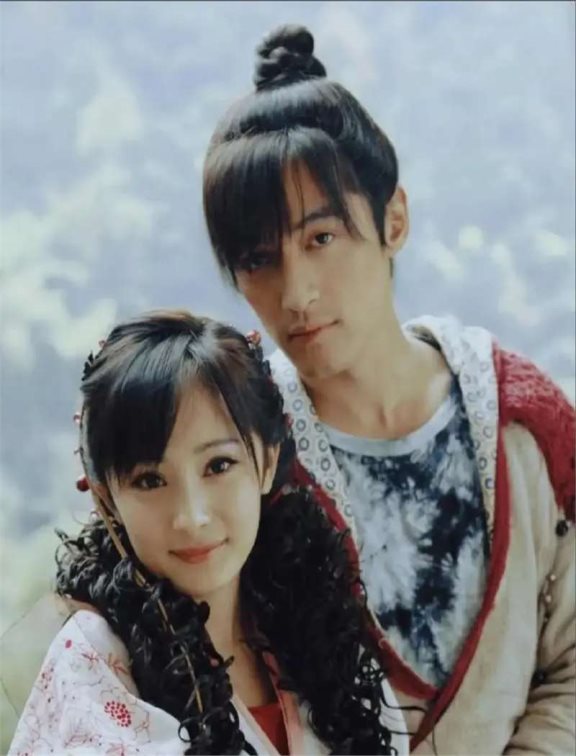 偶然看到胡歌和杨幂林依晨2009年的亲昵合影,秒懂真假情侣的区别
