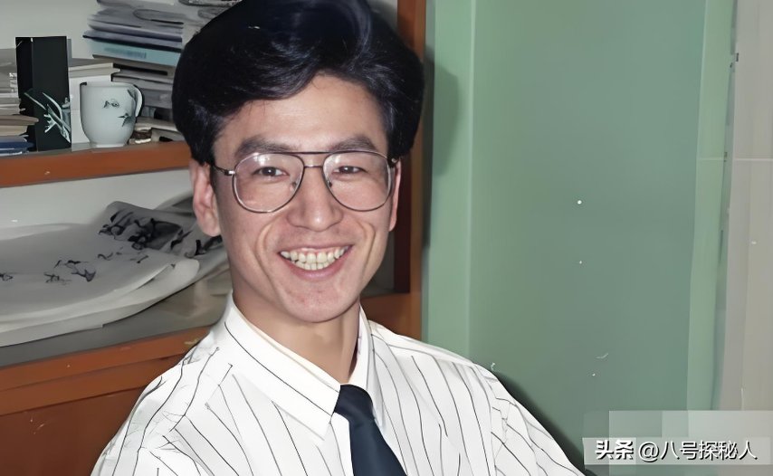 央视一哥白岩松近况,饱受病痛侵扰,56岁面容憔悴惹人怜!