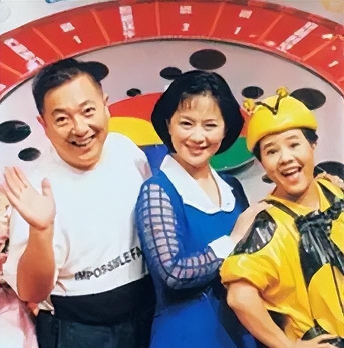 董浩68岁近照引关注:牙黄驼背有老年斑,和58岁金龟子如爷孙俩