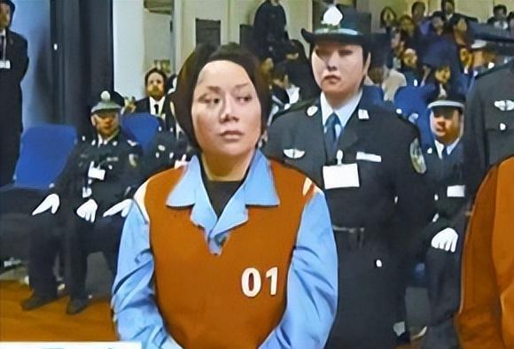 重庆赌场一姐谢才萍,16个小鲜肉对她死心塌地,其中一个被判刑