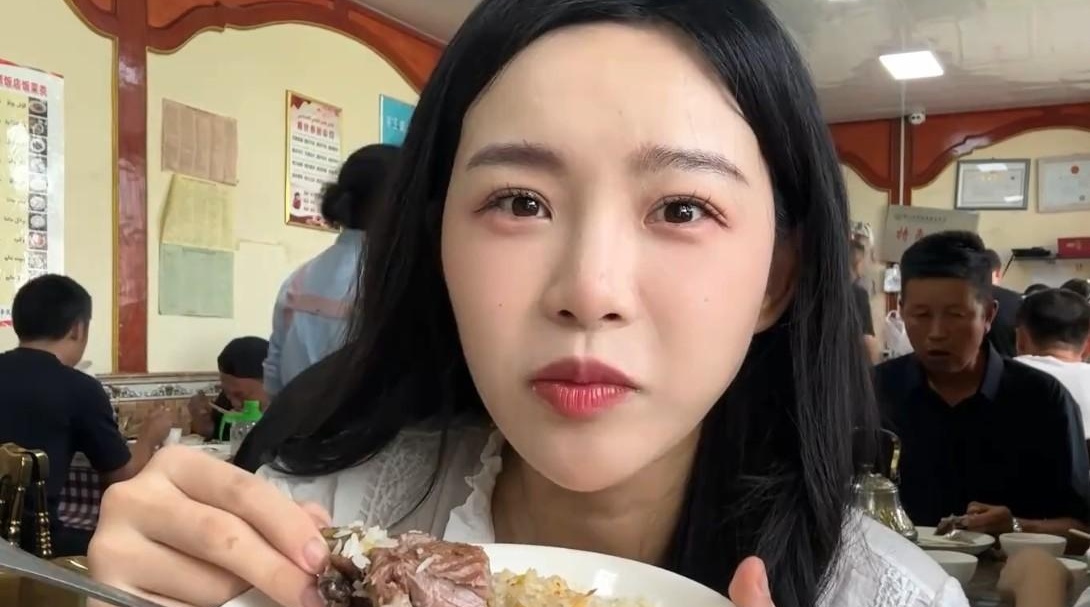 小贝饿了亲力亲为,儿子百日宴抱娃全程,婆媳关系成热议焦点