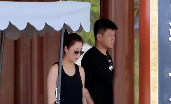 好甜!44岁殷桃和男友逛商超,亲自喂其吃东西,曝男方背景强大