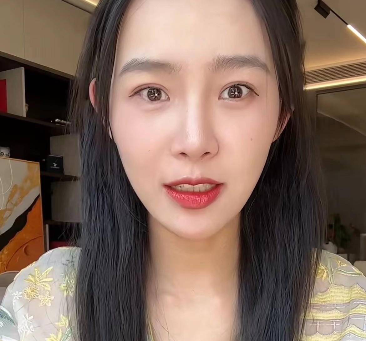小贝饿了亲力亲为,儿子百日宴抱娃全程,婆媳关系成热议焦点