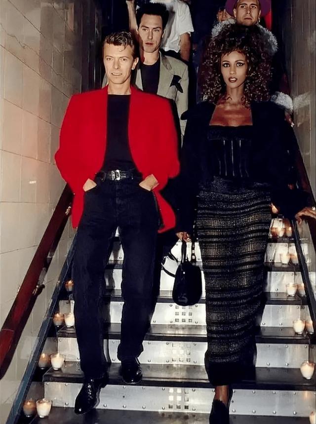 大卫·鲍伊:妖艳的摇滚巨星,穿女装化浓妆,和超模伊曼相爱24年