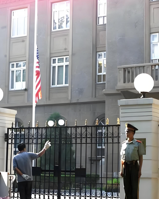 美国驻华大使馆,单地皮就值"2个多亿",为啥建得跟碉堡一样?