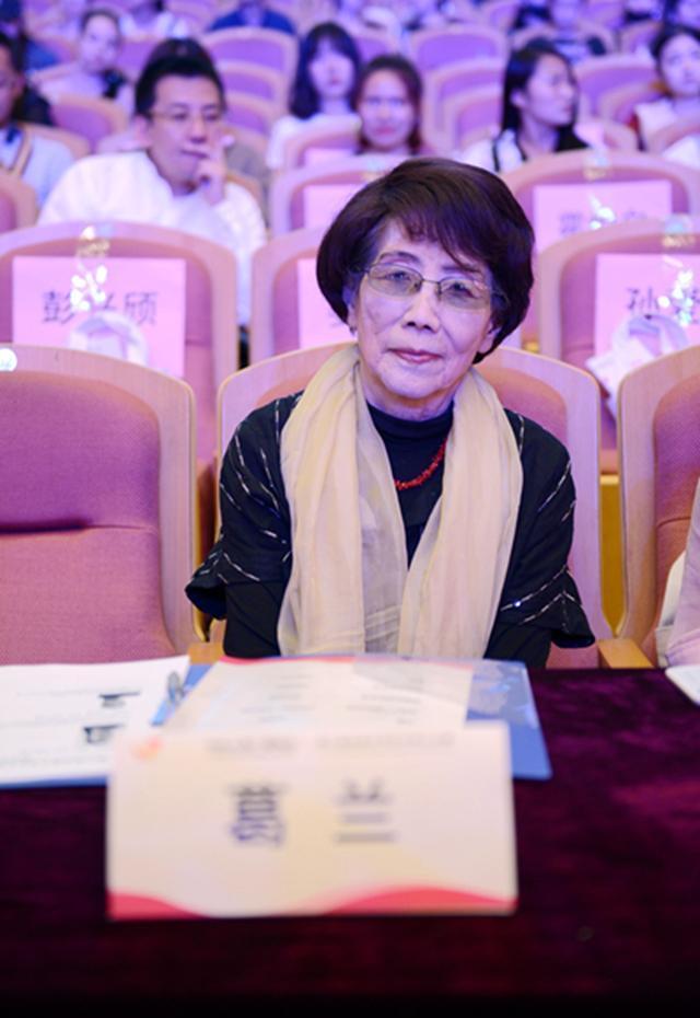 新中国第一代播音员葛兰现身,如今90岁高龄,与丈夫夏青亦师亦友