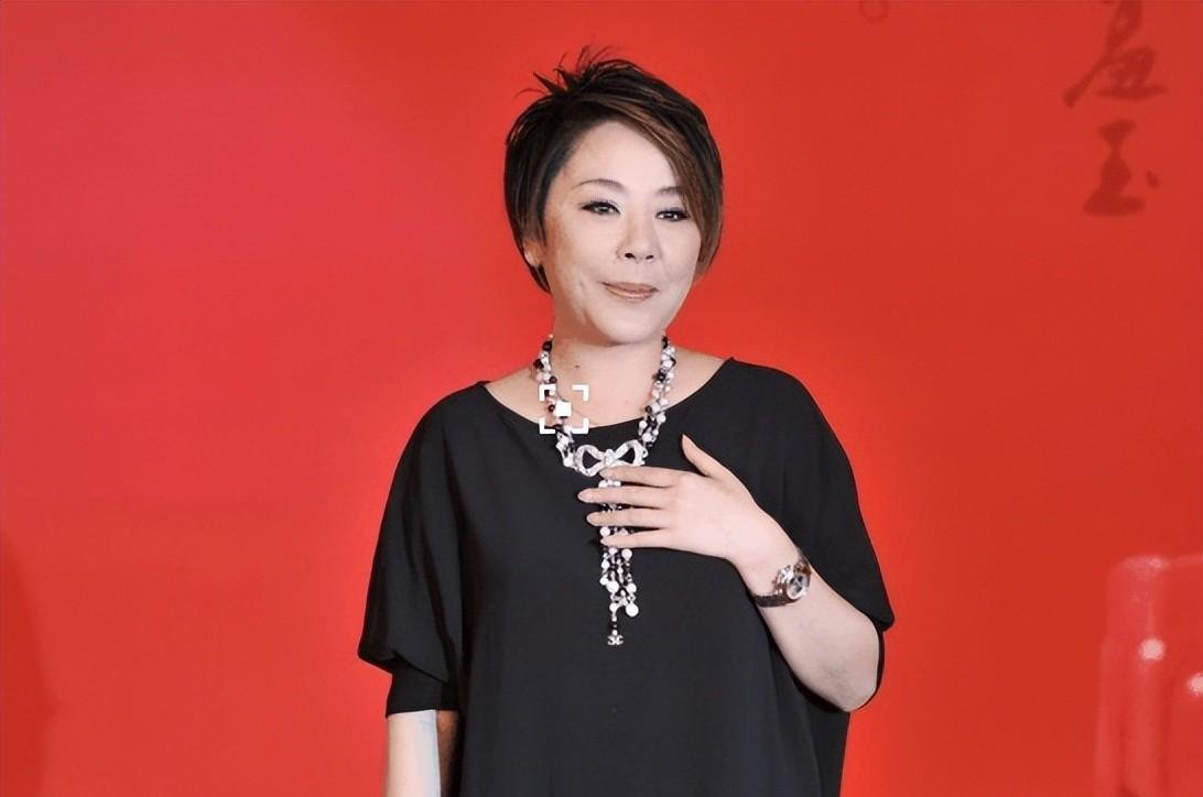 赵本山御用歌手衡越:被相恋10年的男朋友骗财骗色,儿子生父成谜