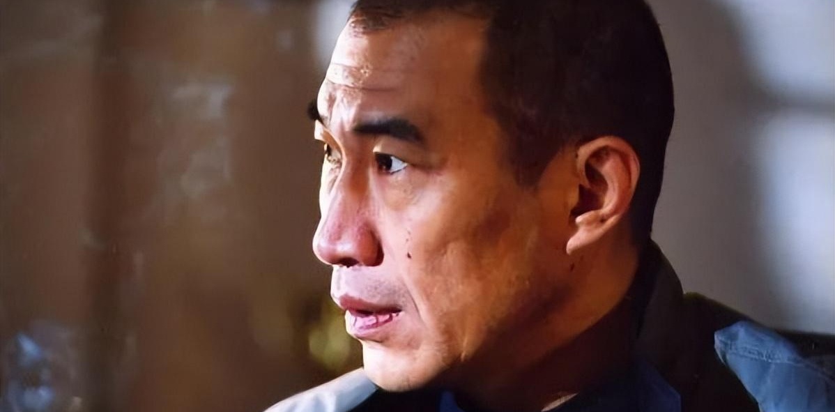 演员石兆琪原职警察,意外踏入演艺圈,与平凡妻共筑幸福小窝