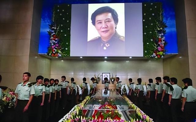 2005年古月去世后,追悼会上挽联长达6米,300名广州市民自发送行