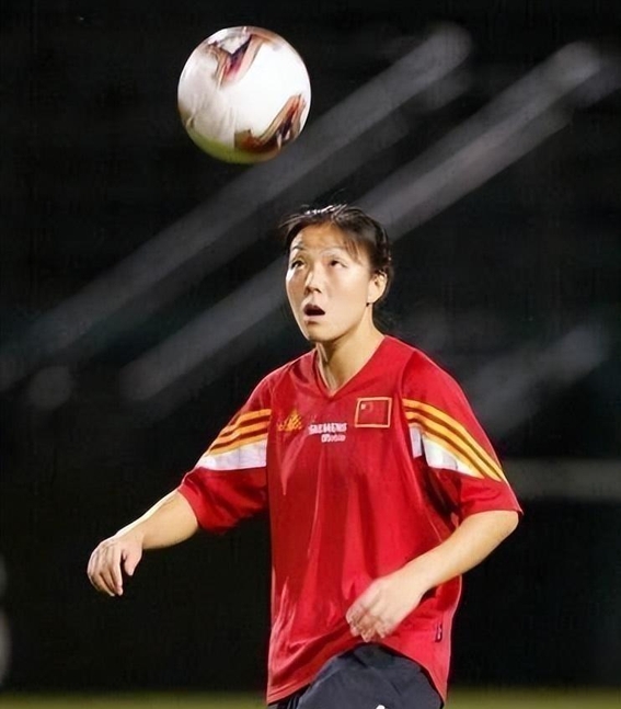 前女足国脚张欧影在美国去世:临终前,老公为其穿上7号球衣