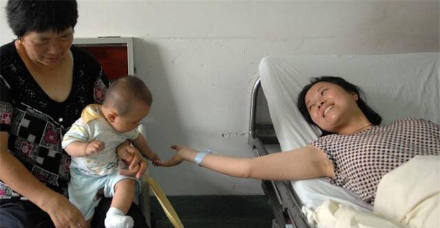 2011年,"最美妈妈"吴菊萍接住坠楼女孩,如今她们两家怎么样了