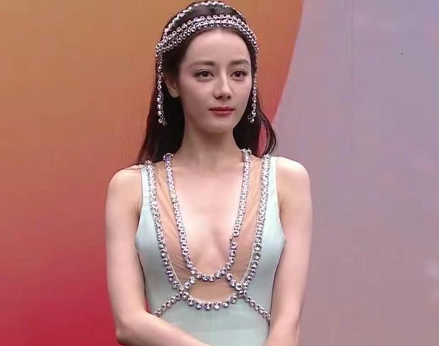 迪丽热巴从平淡到出名,她遭遇了什么,才养成了捂胸口的习惯?