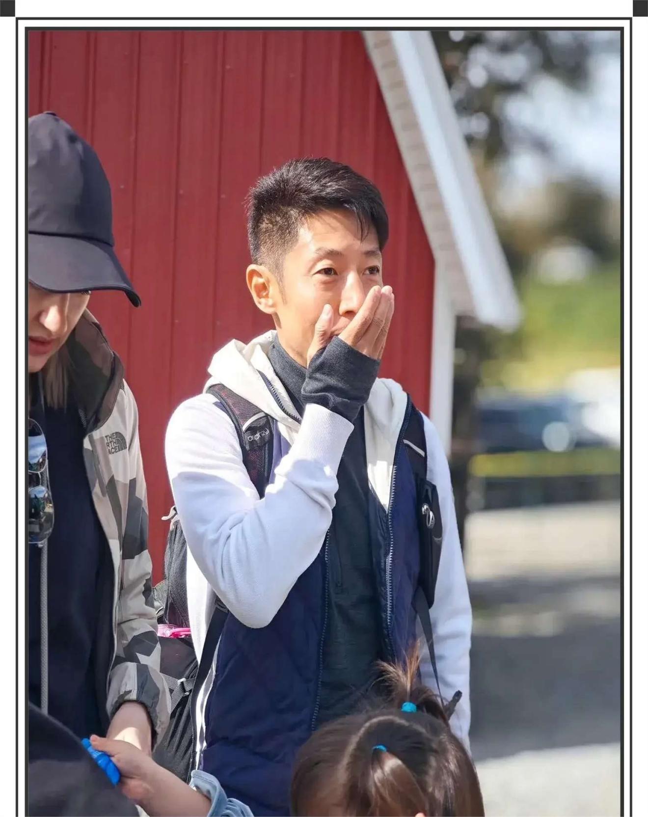 撒贝宁李白现身温哥华带龙凤胎农场游玩甜蜜温馨网友羡慕