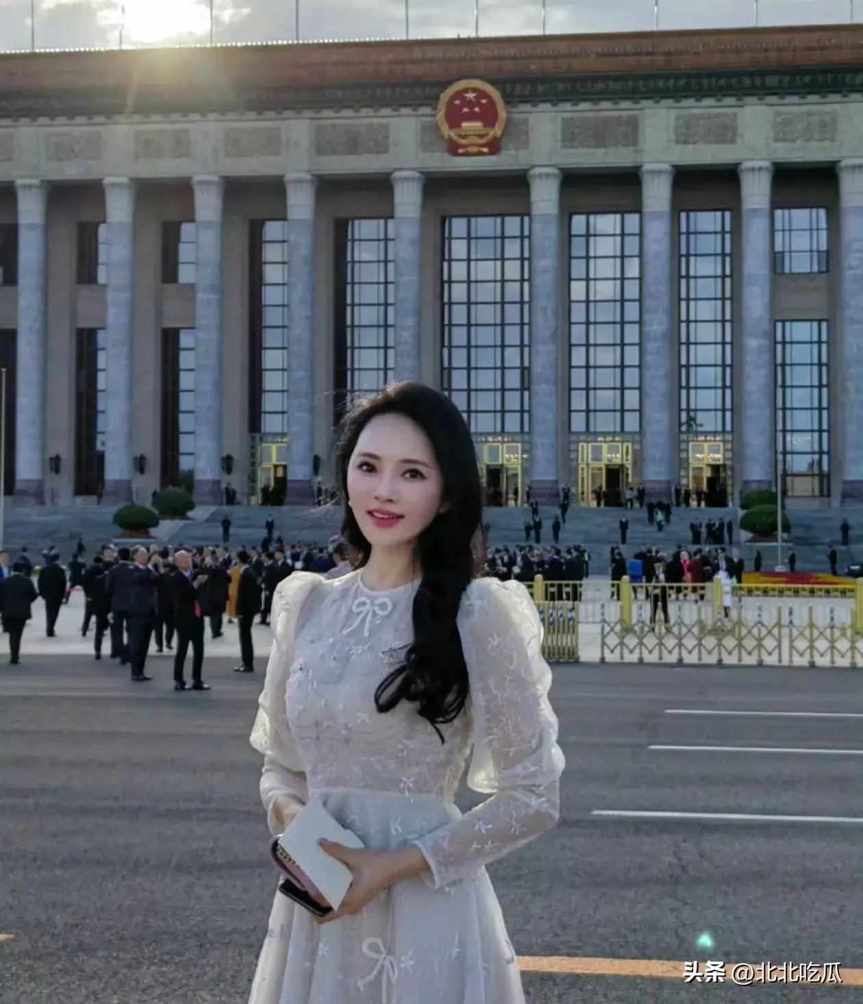 才女伊能静闪耀新闻联播!长文分享75周年招待会感悟,真心牛气