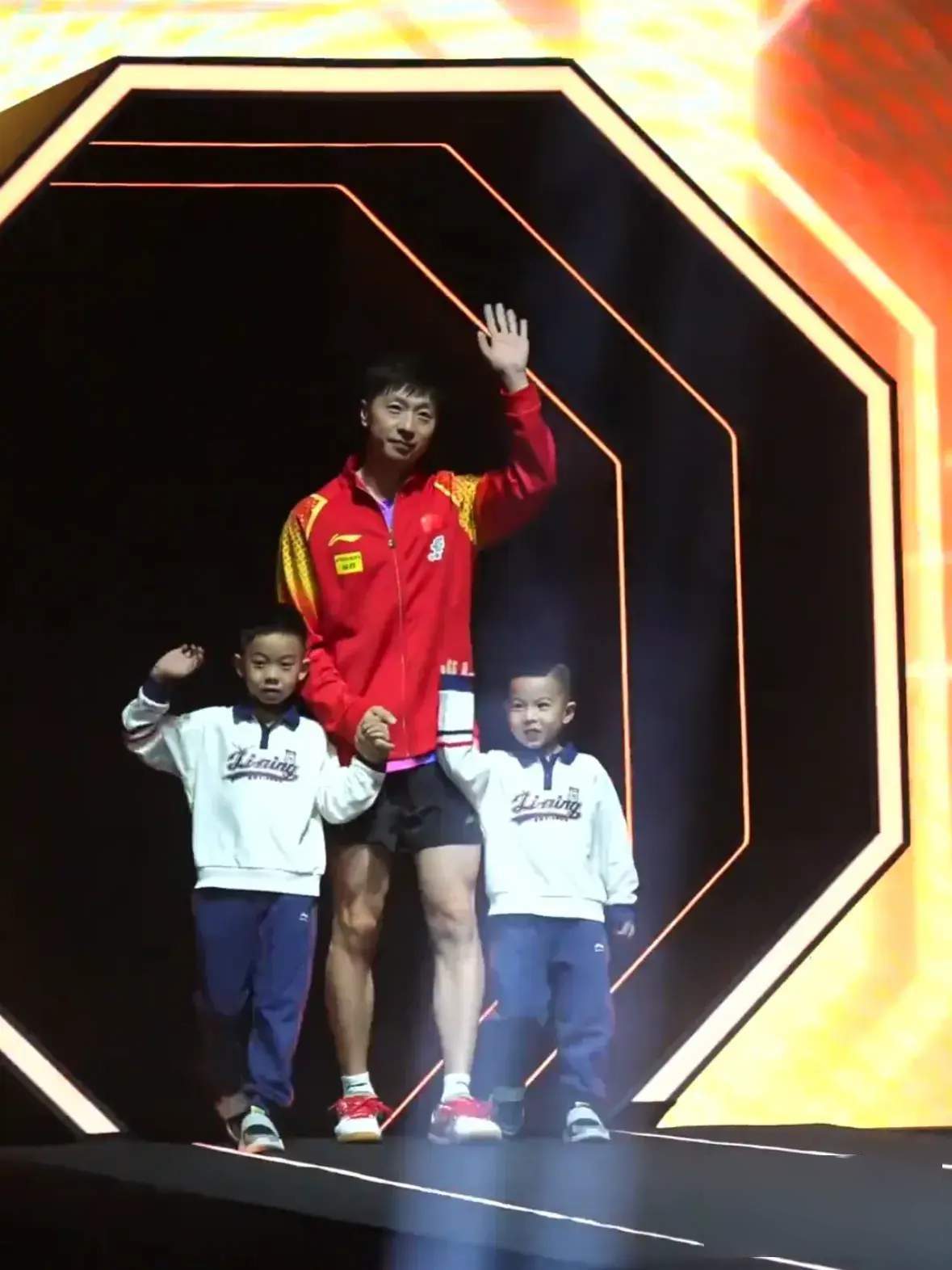 马龙带着俩儿子亮相大满贯现场,我却笑翻在樊振东和王楚钦评论区