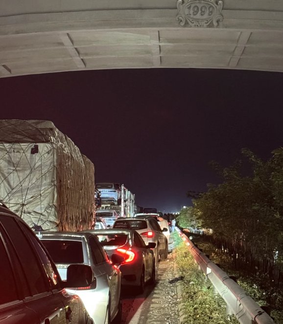 京哈高速交通拥堵,车主被困车内沉沉入睡,无人机叫大家起床!