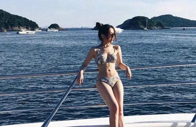 邓紫棋罕见比基尼泳装写真曝光,完美身材比例彰显青春妩媚气息