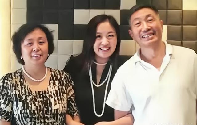 从装卸工到演员,杜源为何出道40年无绯闻?看看妻子是谁就知道了