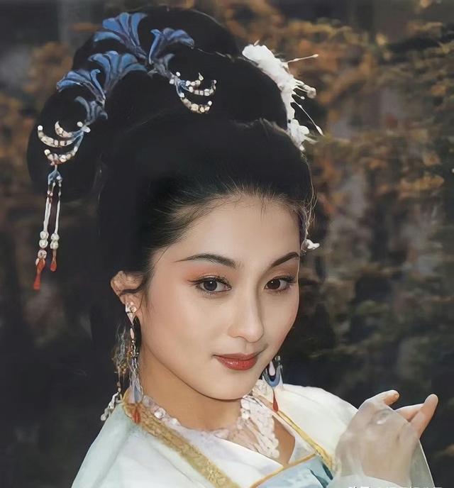 突然看到越剧第一美女颜佳的剧照,才明白戏曲界不缺大美人