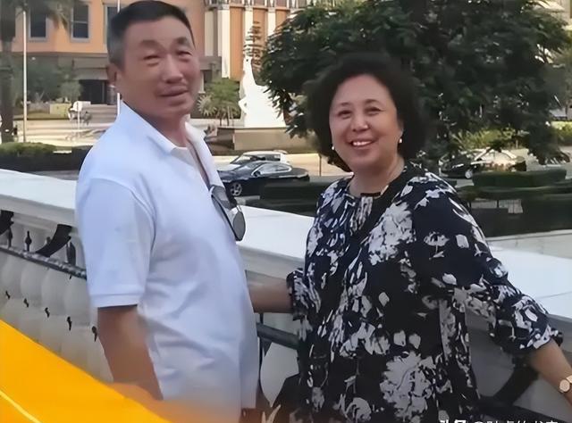 从装卸工到演员,杜源为何出道40年无绯闻?看看妻子是谁就知道了