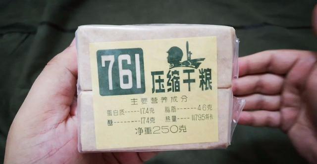 吃一块能撑2天?中国军用压缩饼干这么抗饿,它是用什么做成的?