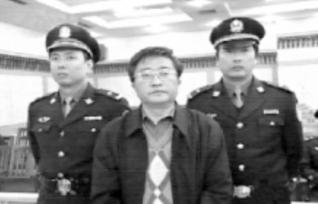 王晓方:马向东原任秘书,对着领导临刑照片写反腐小说,畅销万册