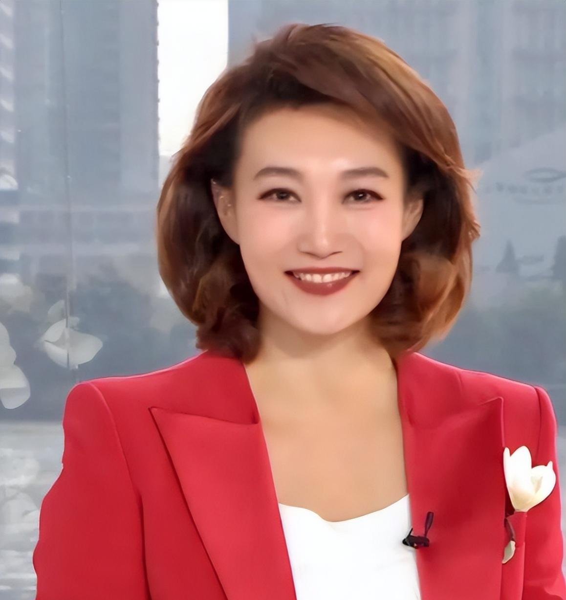 看了央视女主持李梓萌的近况,我才明白,她为何47岁还是一个人