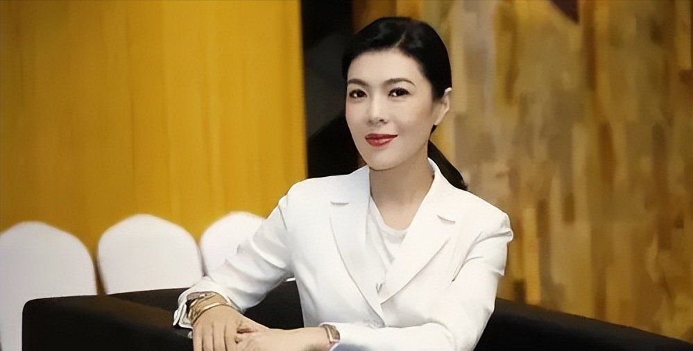 秋裤门 后,时尚女王苏芒晒和女儿合照,母女同框似姐妹