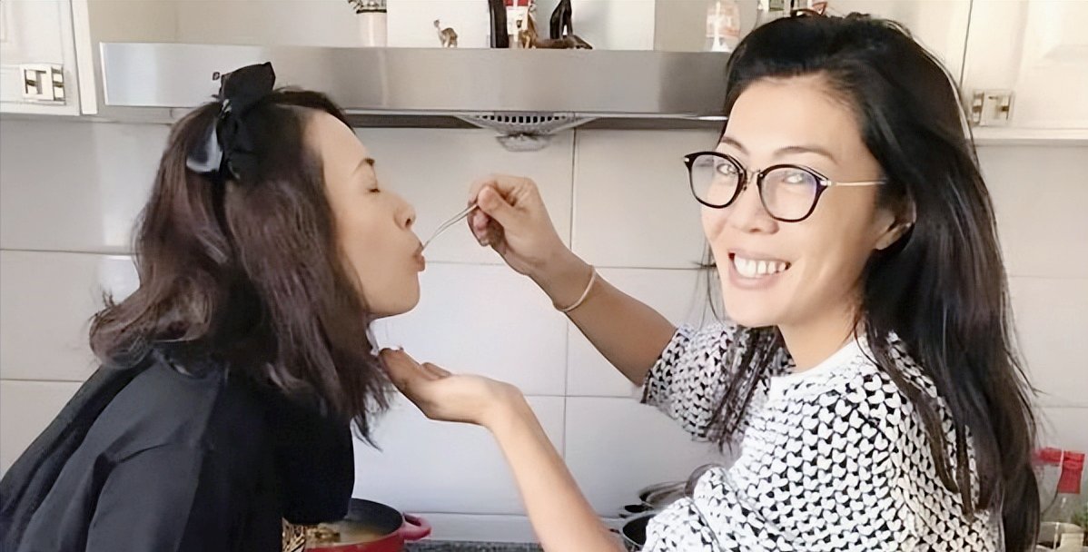 秋裤门 后,时尚女王苏芒晒和女儿合照,母女同框似姐妹