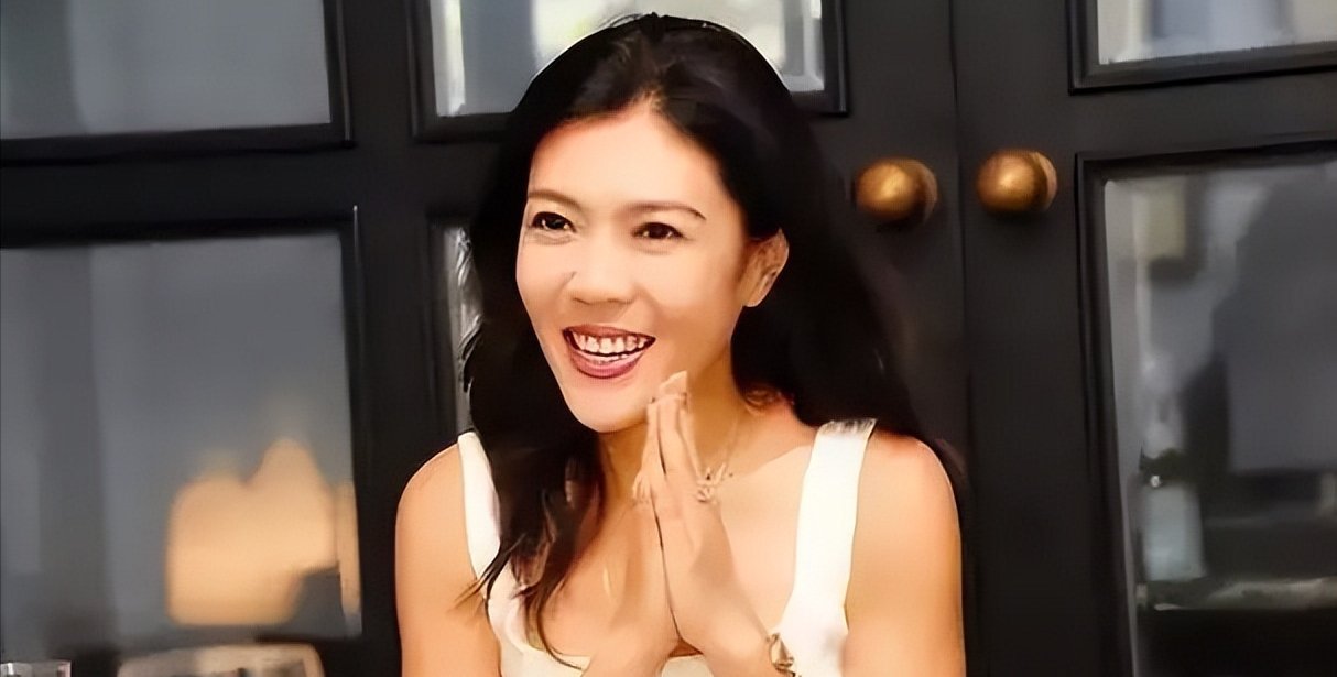 秋裤门 后,时尚女王苏芒晒和女儿合照,母女同框似姐妹