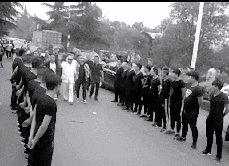 16年,山西"黑老大"出狱,上百名小弟开豪车,放鞭炮迎接