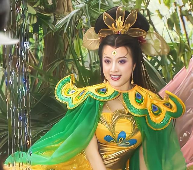 "孔雀公主"金巧巧:28岁赚百万,后嫁二婚富豪儿女双全幸福至今