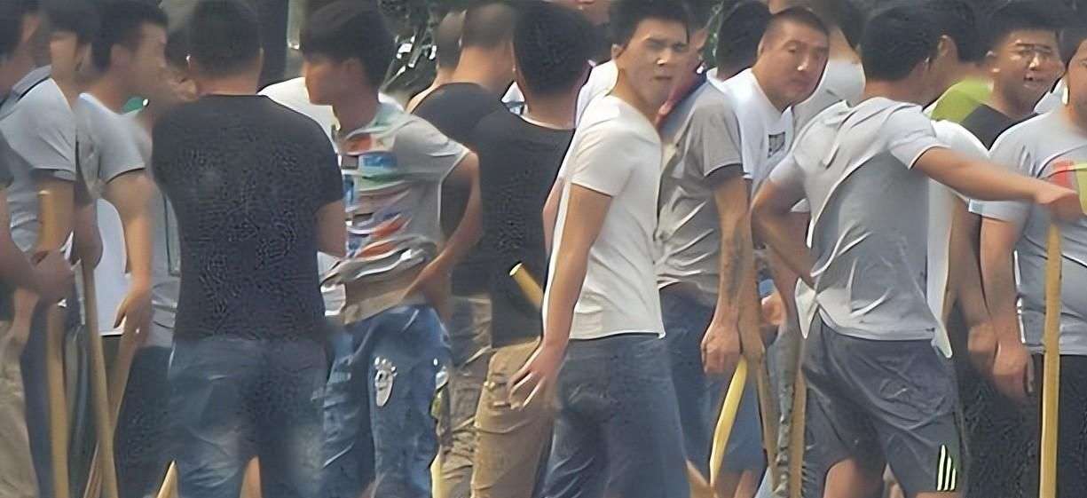 16年,山西"黑老大"出狱,上百名小弟开豪车,放鞭炮迎接