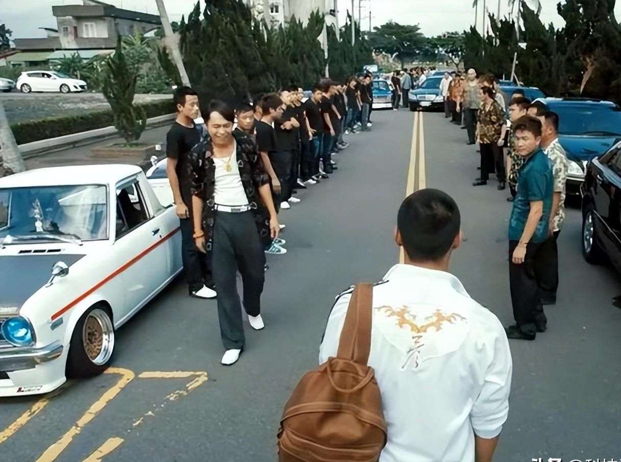 16年,山西"黑老大"出狱,上百名小弟开豪车,放鞭炮迎接