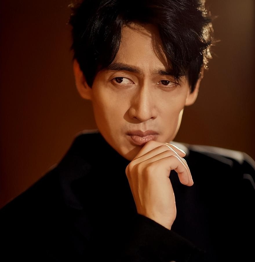 演员公磊:颜值非全部,50岁单身却生活令人艳羡,实力派的魅力