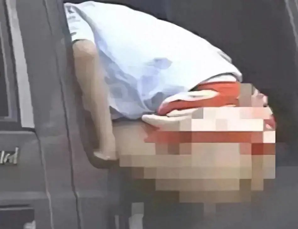 女子在高速公路上当众小便,网友发声,这算是光明正大的抗议吗?