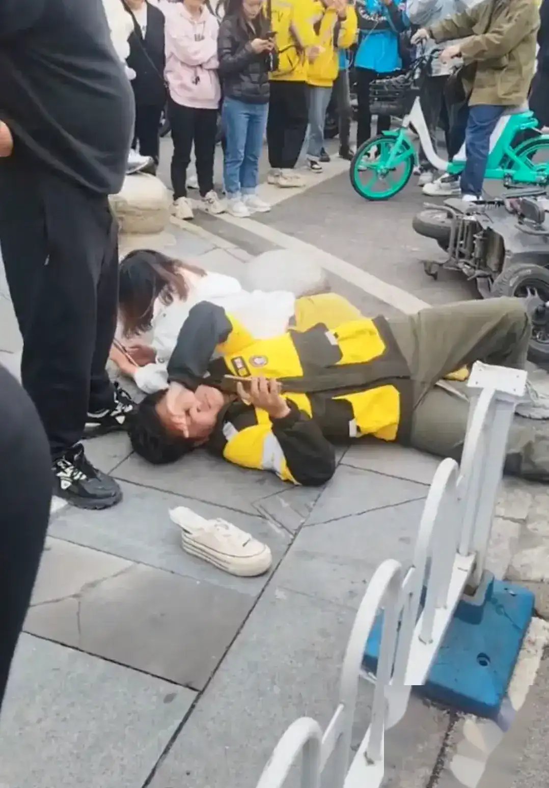 重庆街头外卖小哥遭暴力,冷静应对引发热议