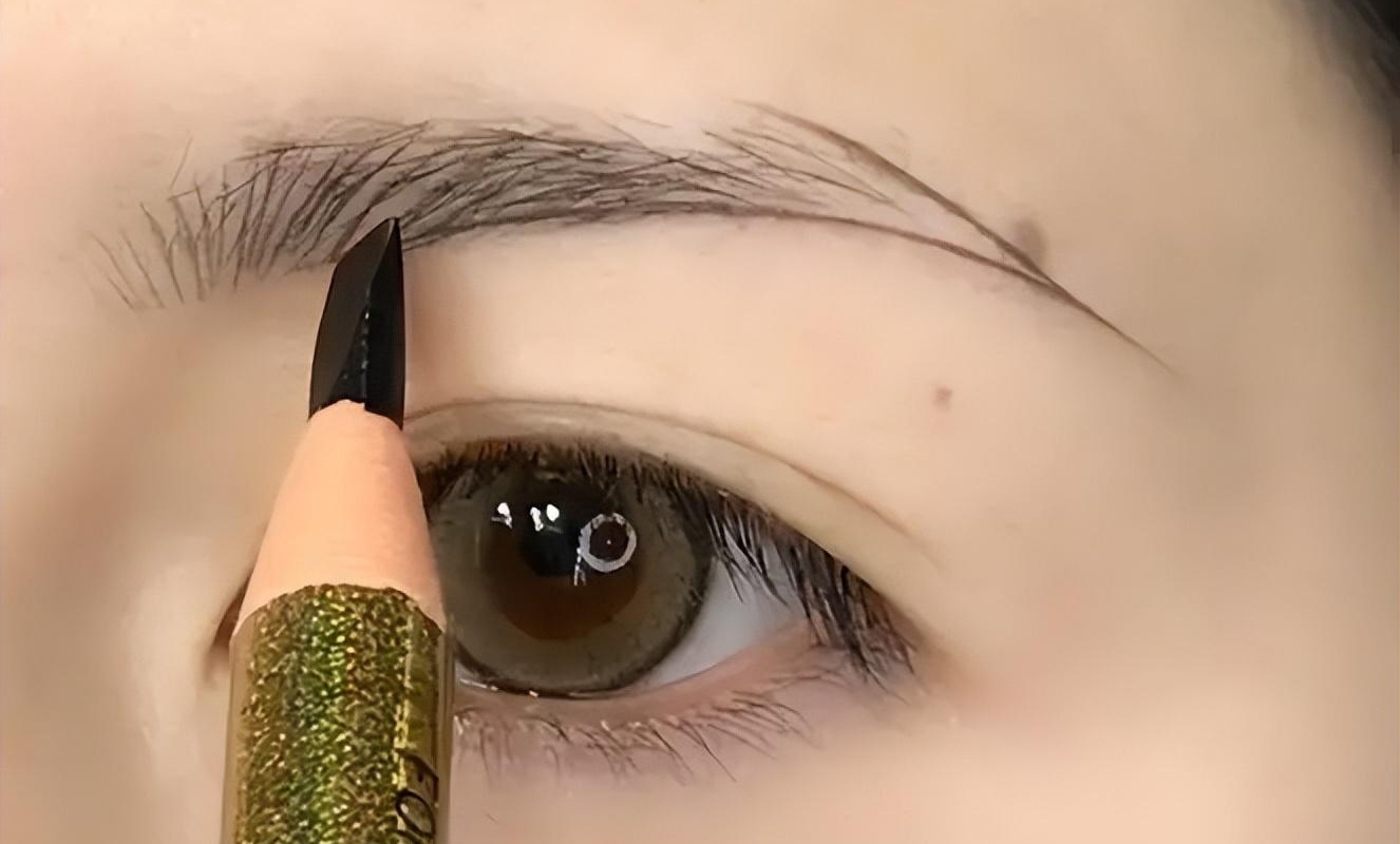 眉毛一根长,胜过万担粮?揭秘长寿眉的玄机与寓意