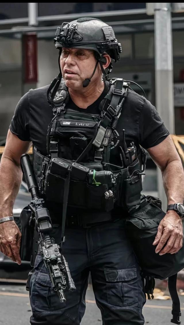 美国特警12件单兵装备,这身行头,武装到了牙齿!