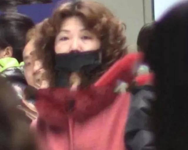 毛晓彤:出生被父亲扔垃圾桶,母亲打3份工养活,今又遇难题