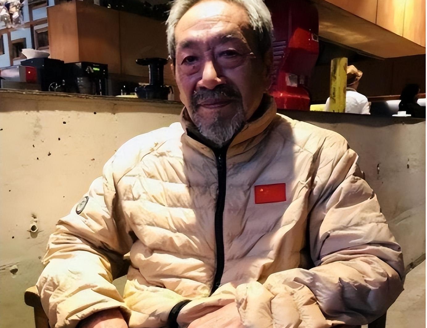 78岁王奎荣现状:白发苍苍,子女幼小,妻子风采依旧