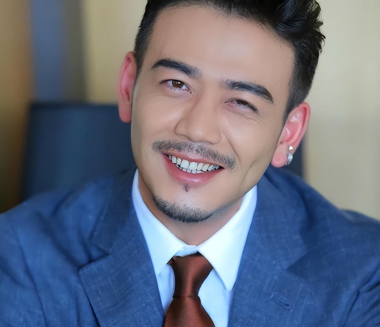 小包总杨烁从巅峰跌落,神坛不再,究竟何事让他经历巨变