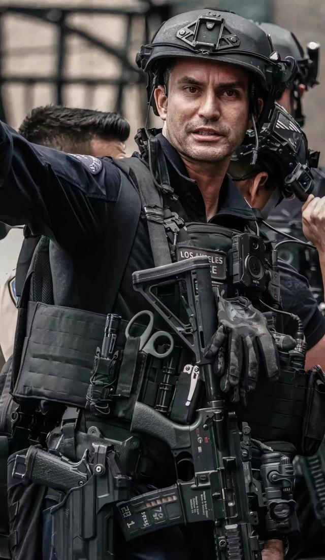 美国特警12件单兵装备,这身行头,武装到了牙齿!